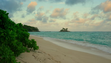 Statische-Handaufnahme-Eines-Tropischen-Strandes-Bei-Sonnenuntergang-Mit-Einem-Wunderschönen-Wolkenhimmel-In-Der-Abenddämmerung