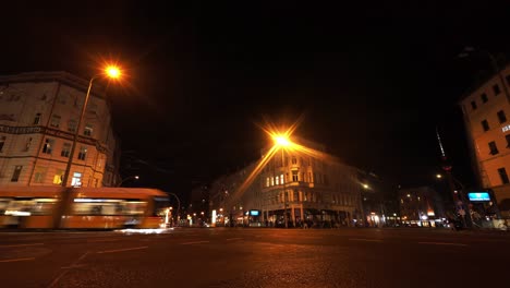 Timelapse-De-Rosenthaler-Platz-Berlín-Con-Tranvías-De-Tráfico-Y-La-Torre-De-Televisión-Al-Fondo-En-Una-Fría-Noche-De-Invierno