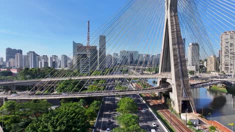 Puente-Atirantado-En-El-Paisaje-Urbano-De-Sao-Paulo,-Brasil.
