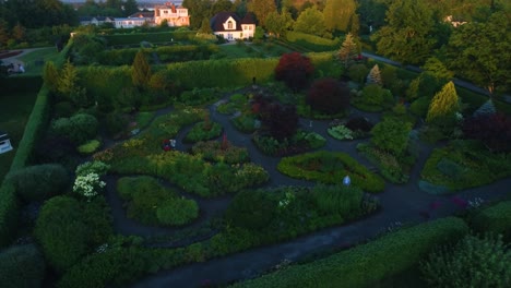 Wunderschönes-Haus-Mit-Einem-Großen,-Atemberaubenden-Garten,-In-Den-Das-Morgensonnenlicht-Strahlt