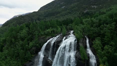 Un-Dron-Se-Aleja-Volando-De-Una-Cascada-Y-Muestra-La-Naturaleza-Salvaje-De-Noruega