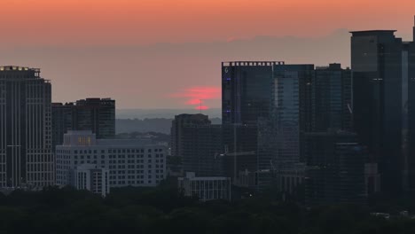 Sun-setting-up-behind-skyline-buildings,-Atlanta,-Georgia,-USA