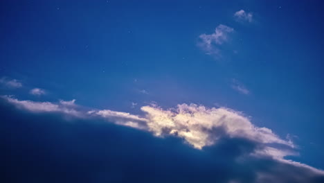 Lapso-De-Tiempo-En-Movimiento-De-Nubes-Moviéndose-Rápidamente-Sobre-El-Horizonte-Azul-Con-Luz-Solar-Detrás