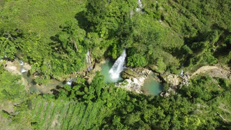 Abheben-Zu-Einem-Atemberaubenden-Wasserfall-In-Der-Wildnis-Der-Philippinen
