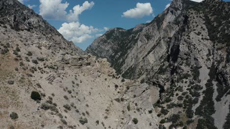 Luftaufnahme,-Die-Sich-Um-Eine-Felsformation-Dreht-Und-Eine-Straße-Zeigt,-Die-Sich-Durch-Das-Tal-Des-Utah-Gebirges-Schlängelt