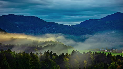 Landschaft-Tal-Zeitraffer-Wolken-Nebel-Fliegen-über-Blaue-Skyline-Ländliches-Grünes-Dorf