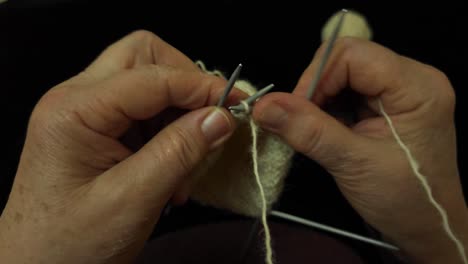 Großmutter-Kunsthandwerkerin,-Die-Traditionelle-Socken-Mit-Speeren,-Natürlicher-Schafwolle-Und-Garnsträngen-Herstellt
