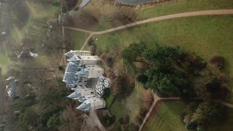 Vertikale-Drohnenaufnahmen-Enthüllen-Die-Pracht-Des-Schlosses-Gołuchów-Im-Spätherbst