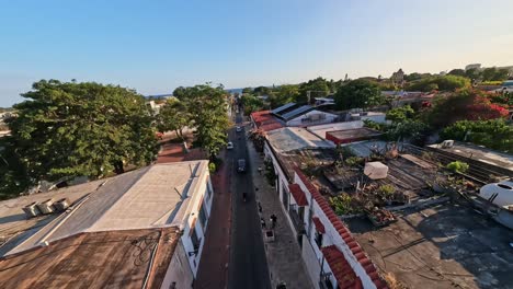 Drohne-Fliegt-über-Die-Kolonialstadt-In-Santo-Domingo