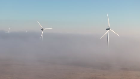 La-Niebla-Brumosa-Rodea-Un-Parque-Eólico-Durante-El-Descanso-Del-Día-Temprano-En-La-Mañana