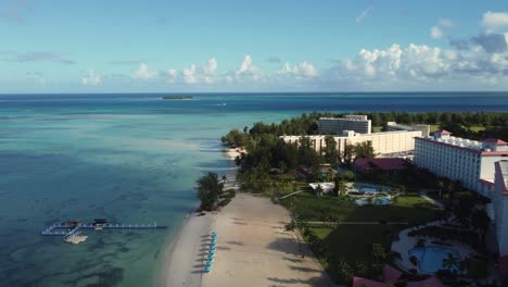 Luftaufnahme-Des-Hotels-Und-Resorts-Entlang-Der-Küste-Einer-Tropischen-Insel