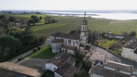 Historische-Kirche-Notre-Dame,-Bayon-sur-Gironde,-Frankreich.-Panoramaantenne
