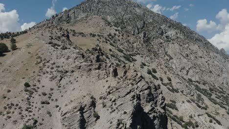 Drone-shot-of-Mount-Timpanogos-in-Utah's-backcountry