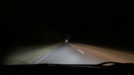 Adelantar-A-Un-Vehículo-En-La-Carretera-Por-La-Noche
