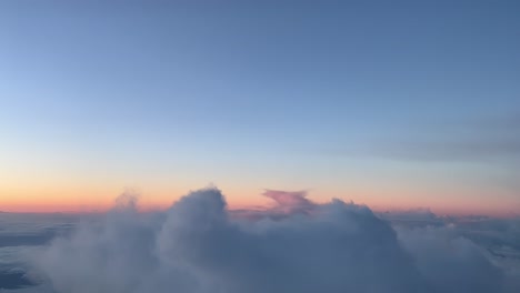 Luftaufnahme-Eines-Kalten-Winterhimmels-Vor-Sonnenaufgang,-Aufgenommen-Aus-Einem-Jet-Cockpit,-Aus-Sicht-Der-Piloten