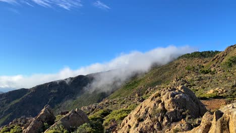 Nubes-Frescas-En-La-Cima-De-La-Montaña-Sierra-Bermeja-En-Estepona-Málaga-España,-Parque-Natural-Verde,-Día-Soleado-Y-Cielo-Azul,-Toma-Estática-De-4k