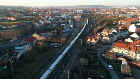 Vídeo-De-Drones-De-Dos-Trenes-De-Hielo-Cruzando-Su-Camino-Durante-La-Puesta-De-Sol-En-Bamberg