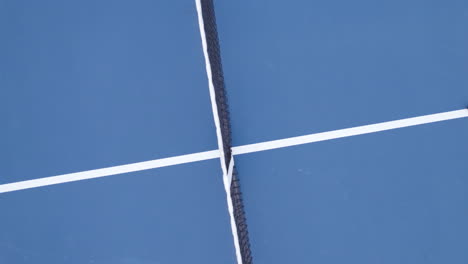 Ein-Tennisplatz-Mit-Dynamischem-Drohnenauszug
