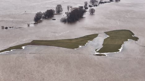 Landscape-and-farm-land-heavily-flooded-around-river-Waal,-Woudrichem