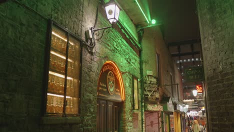 Entrada-Del-Establecimiento-Al-Famoso-Bar-Y-Restaurante-Merchants-Arch-En-La-Noche