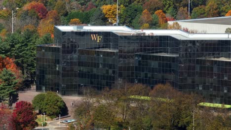 Glasgebäude-Mit-Wake-Forest-„wf“-Logo
