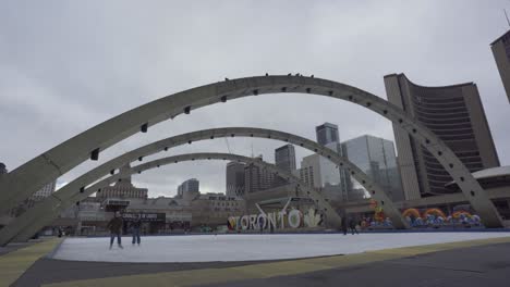 Menschen-Beim-Eislaufen-Im-Rathaus-Von-Toronto-Und-Am-Nathan-Phillips-Square
