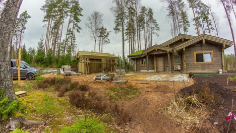 Holzhausbauprozess-In-Einem-Waldgebiet,-Lieferwagen-Und-Baumaterialien-Im-Zeitraffer