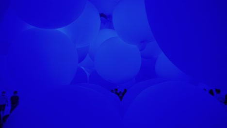 Pan-from-left-to-right-through-giant-glowing-ball-room-in-Toyosu-teamlab-planets