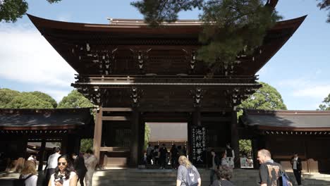 Puerta-De-Entrada-Minamijinmon-Al-Patio-Principal-Del-Santuario-Meji-En-Tokio
