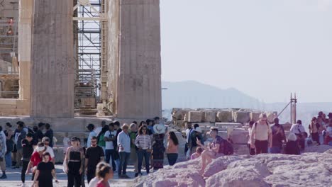 Columna-Restaurada-En-El-Templo-Del-Partenón,-Turistas-Que-Visitan,-Grecia,-Atenas