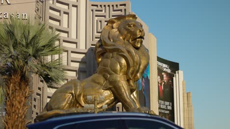 Goldene-Löwenstatue-Im-Las-Vegas-MGM-Grand-Casino-Hotel-In-Las-Vegas-An-Einem-Klaren,-Sonnigen-Tag