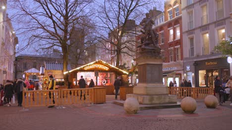 Touristen-Schlendern-Nachts-Auf-Dem-Weihnachtsmarkt-Mit-Niedlichem-Verkaufsstand-Herum
