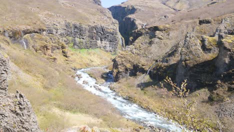 Lush-canyon-with-river-flowing-through,-Glymur-area-in-Iceland,-sunny-day-with-clear-skies