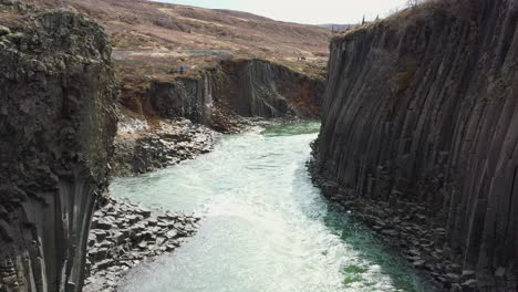 Flying-Through-Basalt-Columns-With-Turquoise-Waters-in-Studlagil-Canyon-In-East-Iceland