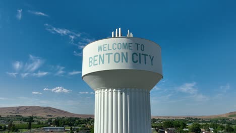 Rising-aerial-view-of-Benton-City's-welcoming-water-tower