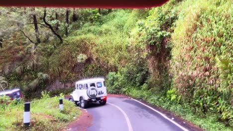 POV-Conduciendo-El-Jeep-Turístico-En-El-Monte-Bromo-Tengger-Semeru,-Java-Oriental,-Indonesia