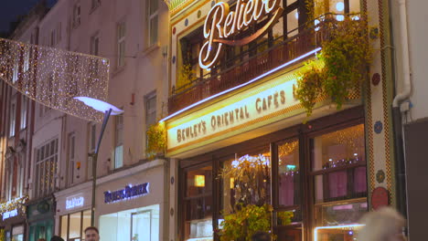 Establisher-entrance-of-Bewleys-Oriental-Cafes-in-the-evening-with-tourists