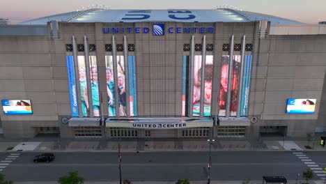 United-Center-in-Chicago-with-large-banners-of-Chicago-Bulls-players