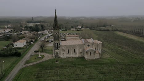 Kirche-Saint-Michel-De-Fronsac,-Bordeaux,-Frankreich---Luftaufnahme