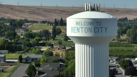 Tiro-Ajustado-Empujando-Hacia-La-Torre-De-Agua-De-Benton-City.