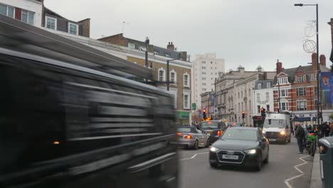 Intense-movement-of-cars-in-Fulham-district,-center-in-London,-England