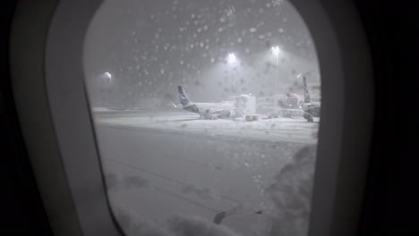Winterblick-Durch-Das-Nasse-Fenster-Des-Flugzeugs-Mit-Schnee-Am-Flughafen-München-In-Deutschland