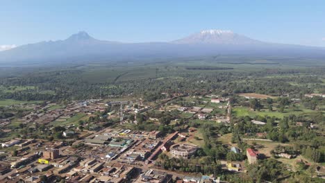 Panorama-Aéreo-Panorámico-De-La-Ciudad-De-Loitokitok-A-Los-Pasos-Del-Monte-Kilimanjaro-Kenia
