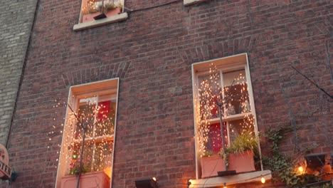 Handheld-establisher-windows-of-the-Ginger-Man,-christmas-decorated-Pub