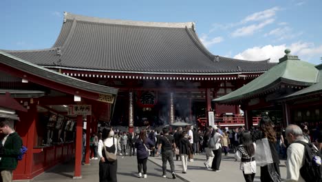 Ocupadas-Multitudes-De-Turistas-En-El-Patio-Frente-A-La-Sala-Principal-Del-Templo-Sensoji-En-Asakusa.