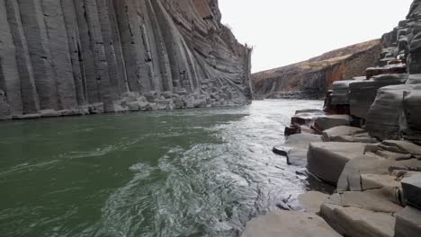 Un-Río-Caudaloso-Fluye-A-Través-De-Un-Espectacular-Cañón-De-Columnas-De-Basalto-En-Islandia,-Mostrando-La-Cruda-Belleza-Y-Las-Maravillas-Geológicas-De-La-Naturaleza.