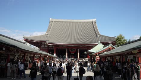 Ocupadas-Multitudes-De-Turistas-En-El-Patio-Frente-A-La-Sala-Principal-Del-Templo-Sensoji-En-Asakusa.