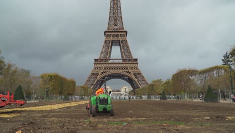 Traktoren-Bereiten-An-Einem-Trüben-Tag-In-Paris-Das-Marsfeld-In-Der-Nähe-Des-Eiffelturms-Auf-Den-Bevorstehenden-Winter-Vor