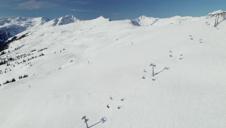 Vista-Aérea-De-La-Zona-De-Esquí-En-La-Montaña-Reiterkogel-En-Austria---Disparo-De-Drones