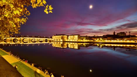 Toulouse,-Frankreich,-Abendlicher-Sonnenuntergang-Im-Zeitraffer,-Der-Das-Historische-Flussufer-Zeigt,-An-Dem-Sich-Viele-Entspannende-Menschen-Tummeln